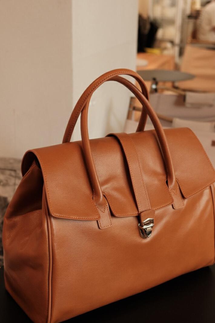 Handmade Full Grain Leather Large Capacity Commuter Laptop Tote Bag with Shoulder Strap - Image 5