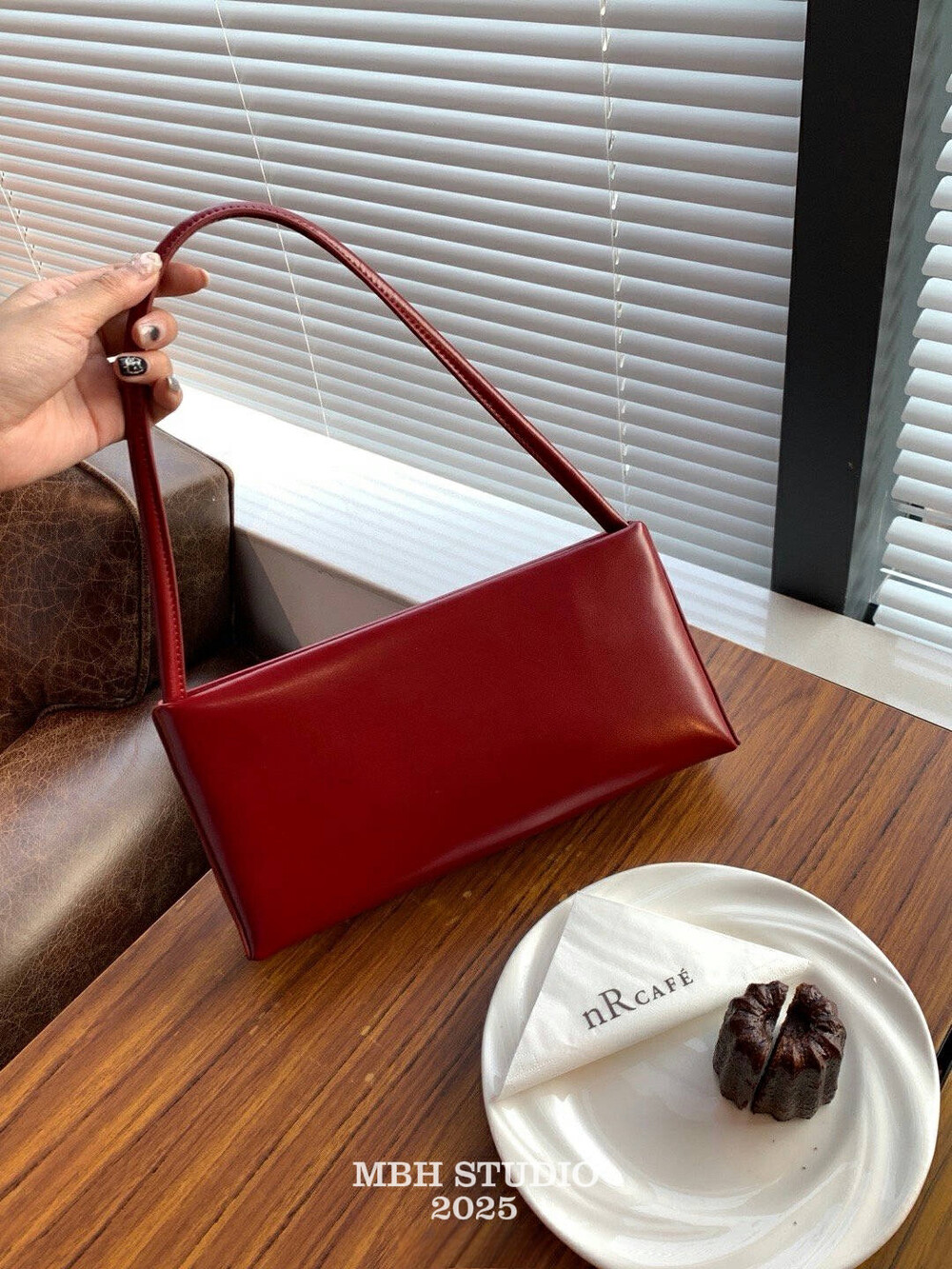 MBH Vegetable-Tanned Waxed Leather Baguette Bag Minimalist Versatile Niche Underarm Shoulder Bag with Strap - Image 4